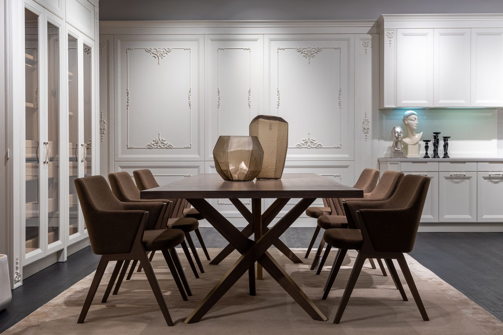 Cadeiras estofadas ao redor de mesa de jantar