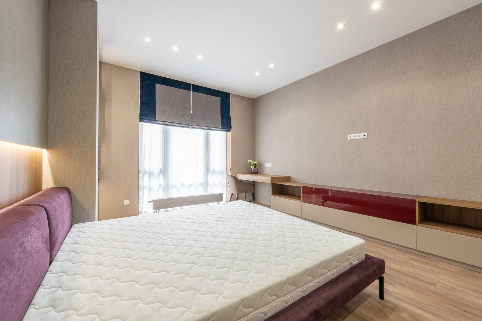 Colchão sobre cama em quarto amplo e iluminado